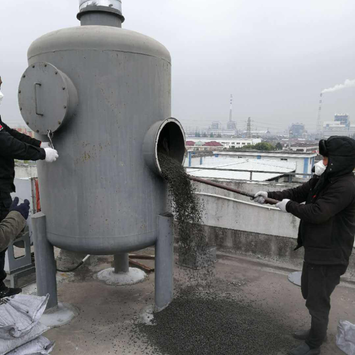 顆?；钚蕴扛鼡Q現(xiàn)場(chǎng)